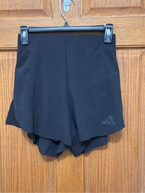 Adidas Women’s Black Athletic Air-chill Training Shorts NWT. Sz XS. Small flaw